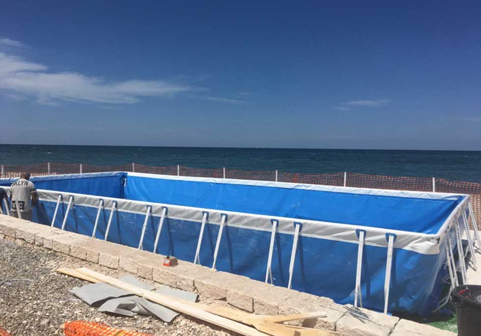 A Torre Quetta i lavori per il montaggio della piscina prefabbricata